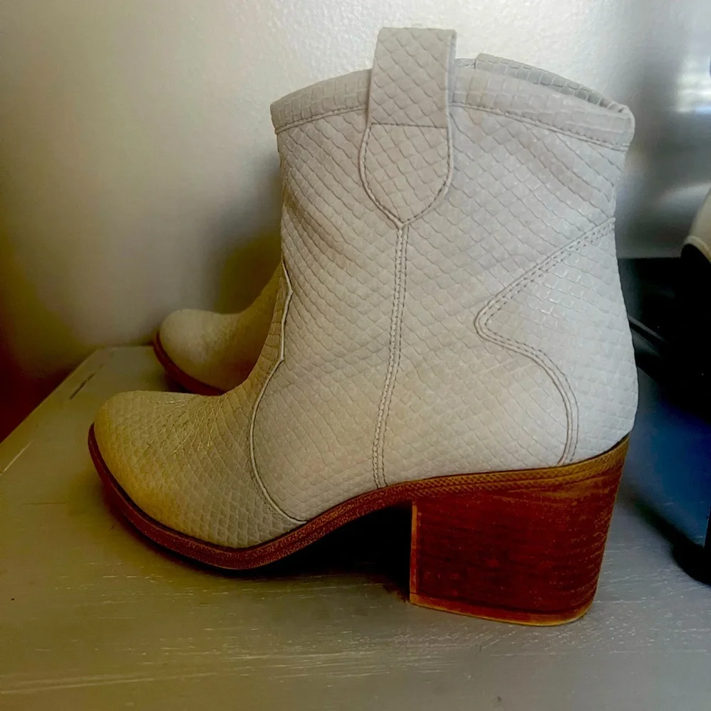 Women's Gray Cowboy Ankle Boots size 7 1/2 great condition! - Picture 3 of 4